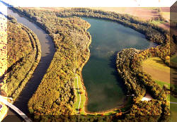 Der Auwaldsee mit der Donaukurve aus der Luft